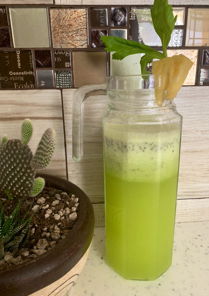 Una foto de Agua de piña con apio y chía
