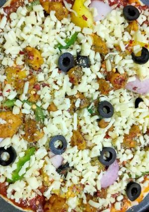 চিকেন পিজ্জা (Chicken Pizza recipe in Bengali) রেসিপির প্রধান ছবি