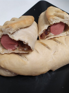 Una foto de Panecillos rellenos de frankfurt en panificadora