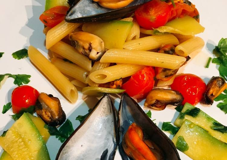 Penne con cozze e zucchine