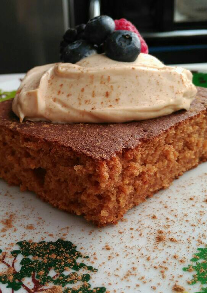 Una foto de Bizcocho de remolacha y naranja con crema de mascarpone