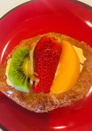 A picture of Fresh Fruit Creme Puff.