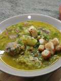 Sopa de guisantes secos con becon