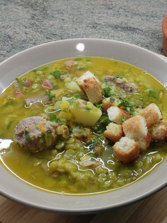 Una foto de Sopa de guisantes secos con becon
