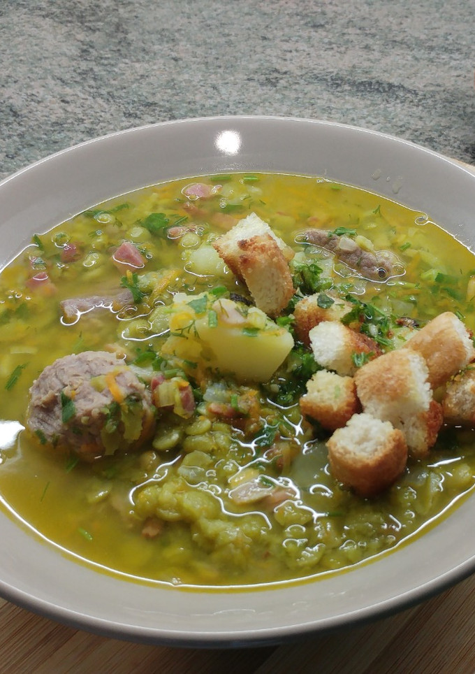 Una foto de Sopa de guisantes secos con becon