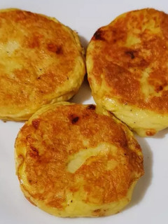Una foto de Tortitas de puré de papa con queso y huevo 🥔🧀🍳