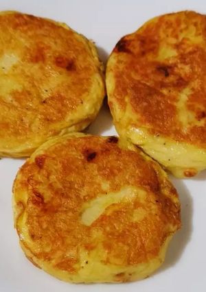 Una foto de Tortitas de puré de papa con queso y huevo 🥔🧀🍳