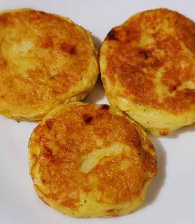 Una foto de Tortitas de puré de papa con queso y huevo 🥔🧀🍳