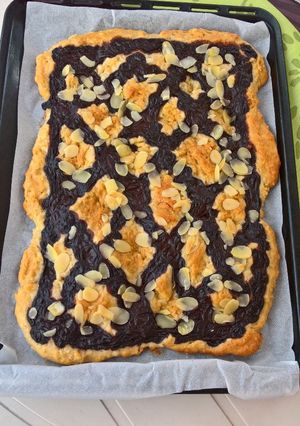 Una foto de Coca de San Juan con crema de chocolate y almendras sin lactosa