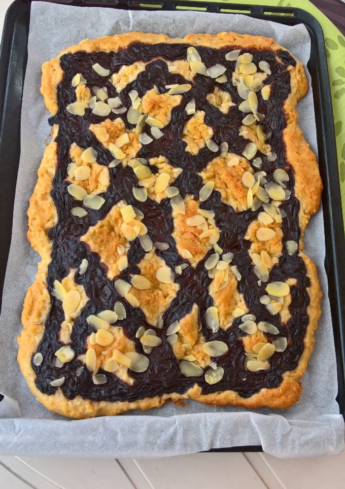 Una foto de Coca de San Juan con crema de chocolate y almendras sin lactosa
