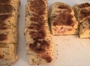 Una foto de Pan Relleno con corteza de semillas de chía!