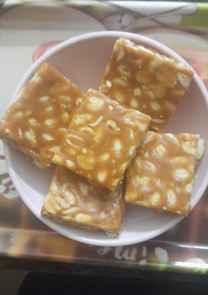 गुड़ की चिक्की (gur ki chikki recipe in Hindi) रेसिपी मुख्य फोटो