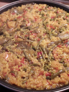 Una foto de Paella de pollo y verdura