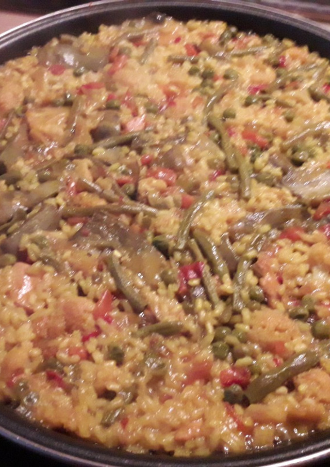 Una foto de Paella de pollo y verdura