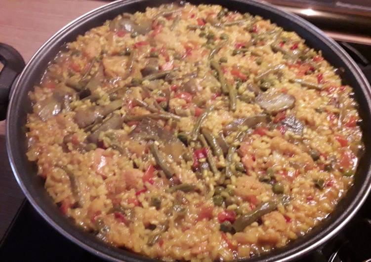 Paella de pollo y verdura