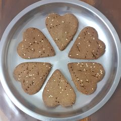A picture of Pearl millet (Bajra) and jaggery (Gud) mathri.