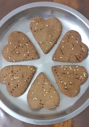 A picture of Pearl millet (Bajra) and jaggery (Gud) mathri.