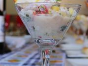 Una foto de ceviche de pescado con palta