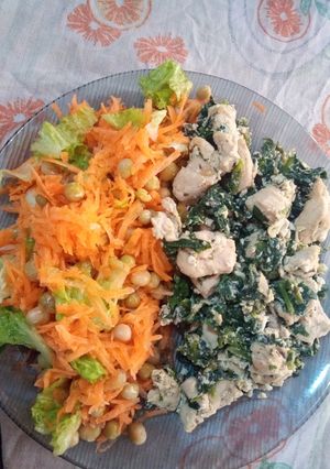 Una foto de Revuelto de espinaca y pollo