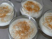 Una foto de yogur griego de coco