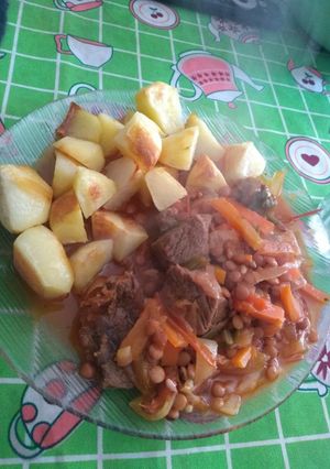 Una foto de Salteado de carne verduras lentejas y papas al horno
