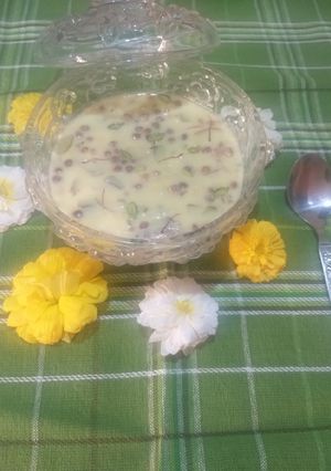 केसरीया बांसुदी (Kesariya basundi recipe in marathi) रेसिपी चे मुख्य फोटो 
