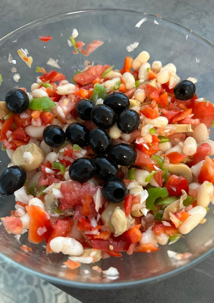 Una foto de Ensalada de alubias con champiñones
