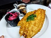 Una foto de pescado rebozado