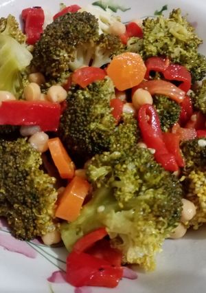 O poză a rețetei Salată de broccoli cu năut și ardei copți.