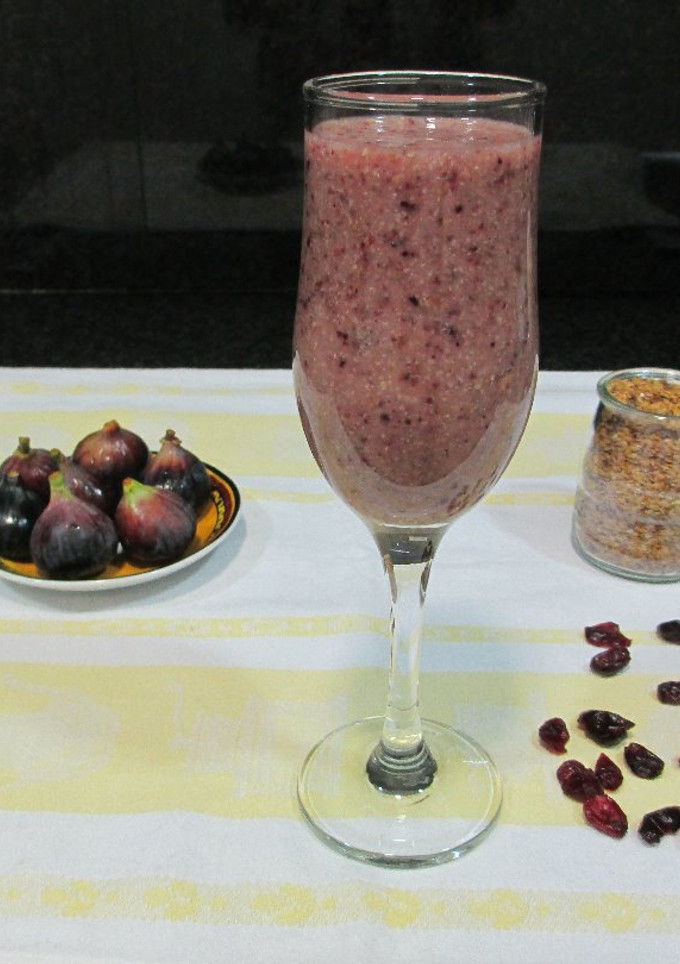 Una foto de Batido de higos frescos con lino y arándanos rojos