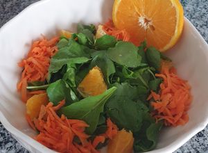 Una foto de 🥗 Ensalada de berro, rúcula, 🥕 y 🍊 - by Lou