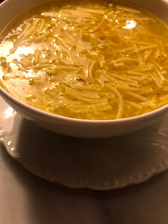 Una foto de Caldo de pollo y verduras en olla exprés