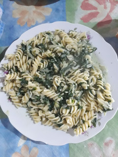 Una foto de Fideos con acelga con salsa blanca