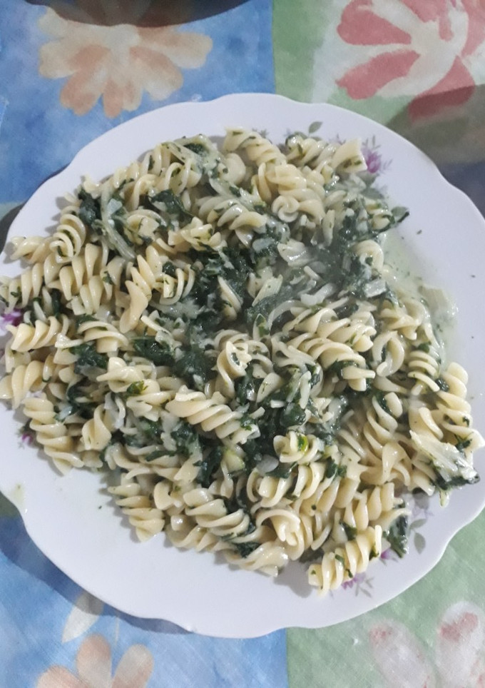Una foto de Fideos con acelga con salsa blanca