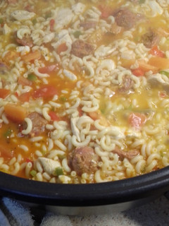 Una foto de Cazuela de fideos con pollo y chorizo
