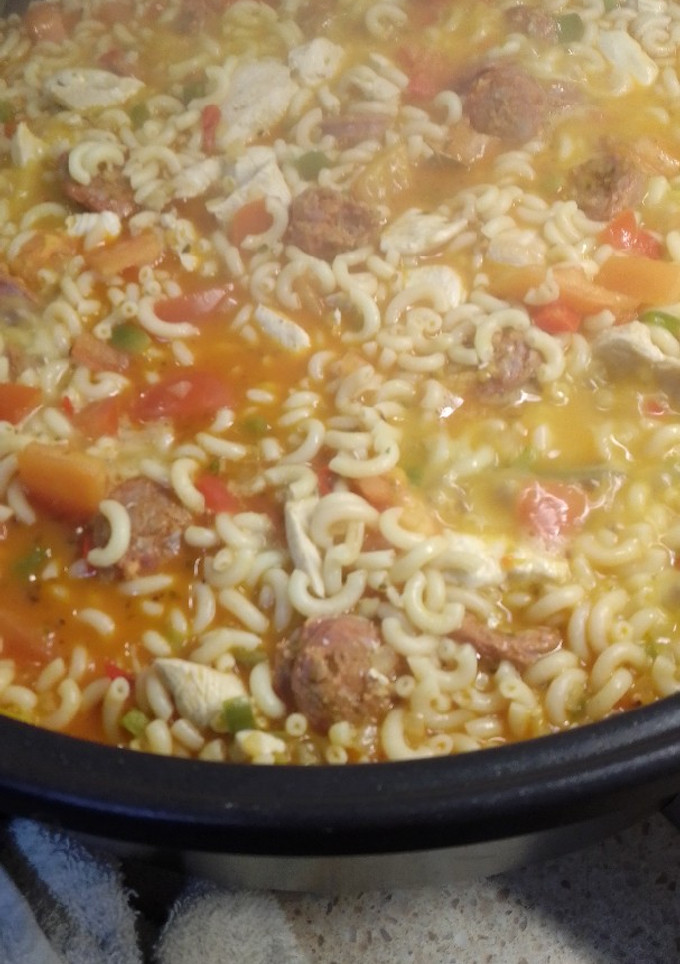 Una foto de Cazuela de fideos con pollo y chorizo