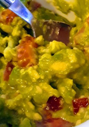 A picture of Easy-peasy guacamole.