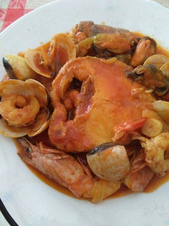Una foto de Merluza con salsa de langostinos mejillones y almejas