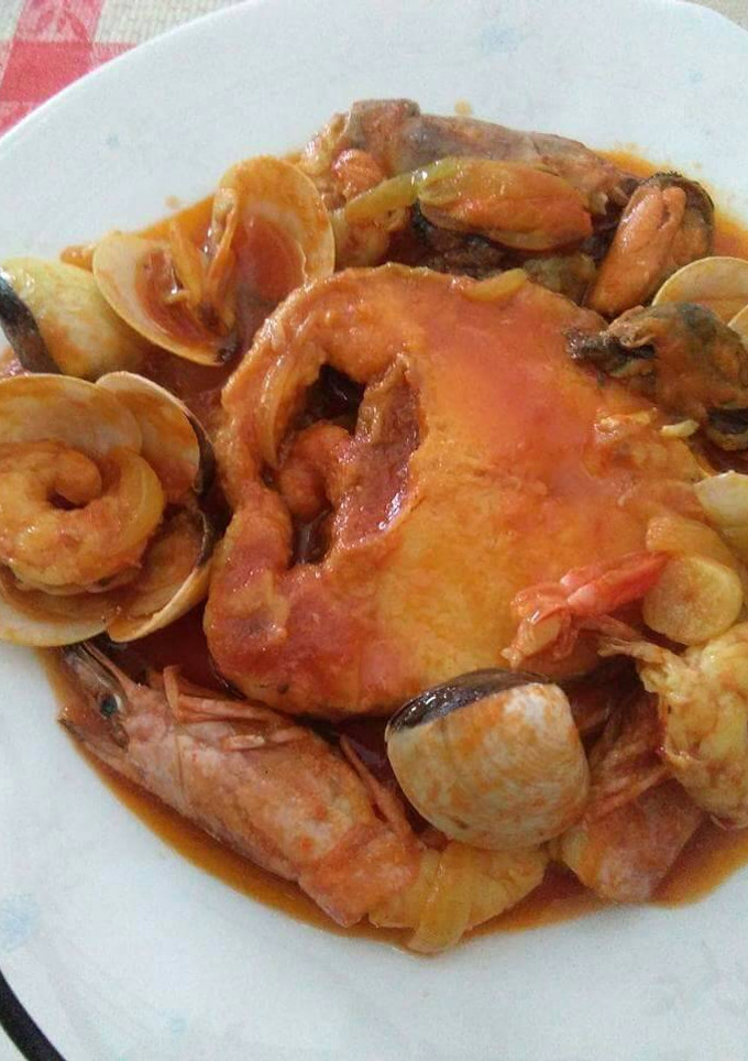Una foto de Merluza con salsa de langostinos mejillones y almejas