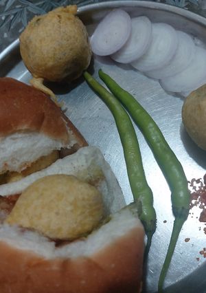 બોમ્બે સ્ટાઈલ વડાપાવ (Bombay vadapav recipe in Gujarati) રેસીપી મુખ્ય ફોટો