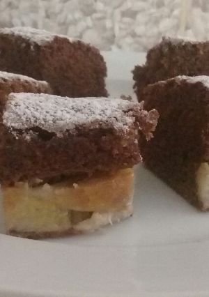 Una foto de Torta de chocolate con 🍌 nuez y dulce de leche