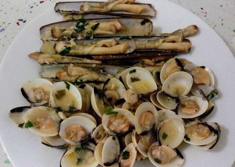 Almejas y navajas al ajillo