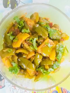 शिमला मिर्च की सब्ज़ी (Shimla Mirch ki sabzi recipe in Hindi) रेसिपी मुख्य फोटो