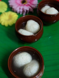 A picture of Rasgullas or Rosogolla (Bangali Spongy Rasgullas) cottage cheese balls soaked in sugar syrup.