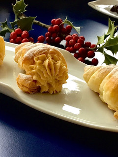 Una foto de Hojaldres rellenos de crema de turrón y Mascarpone