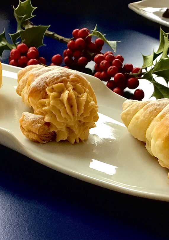Una foto de Hojaldres rellenos de crema de turrón y Mascarpone