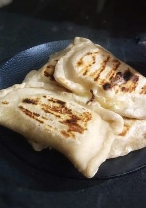 Una foto de Tortilla rellena de queso a la plancha/bifera