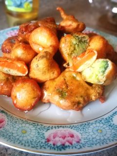 Una foto de Arbolitos de brócoli y zanahoria en gabardina