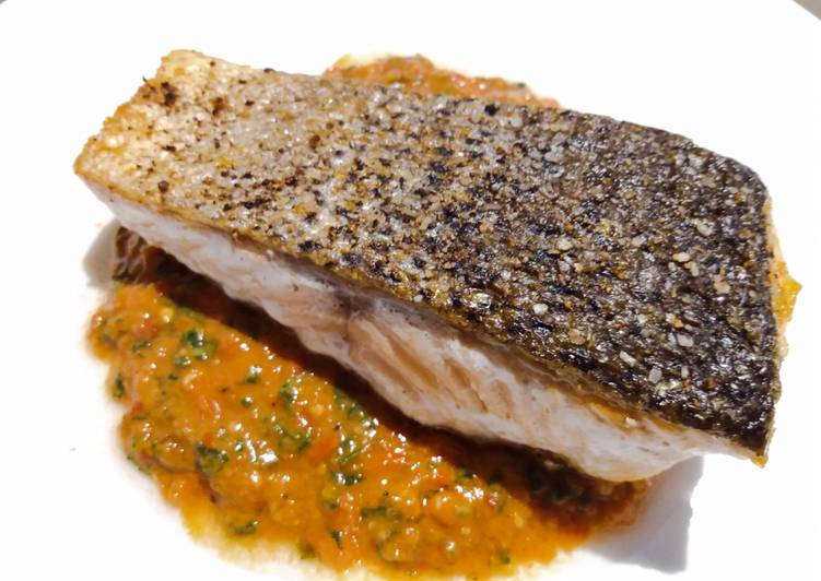 Pan-fried salmon with fresh tomato pesto Pan-fried salmon with fresh tomato pesto