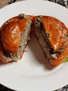 Una foto de Tomates rellenos de carne y arroz